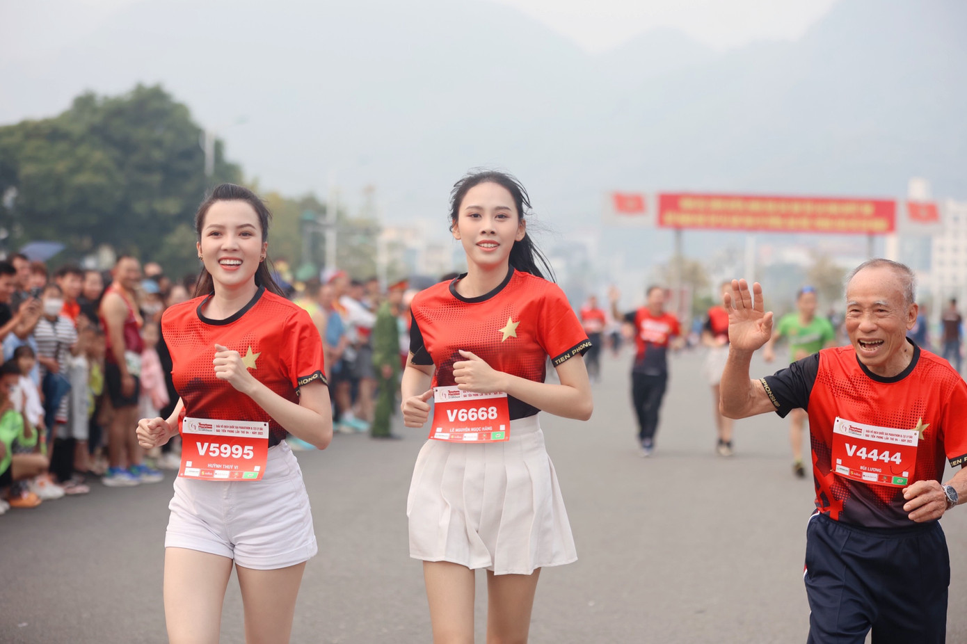 Hoa khôi Thuý Vi, Á hậu Ngọc Hằng chia sẻ khoảnh khắc sảng khoái trên đường chạy Tiền Phong Marathon 2023.
