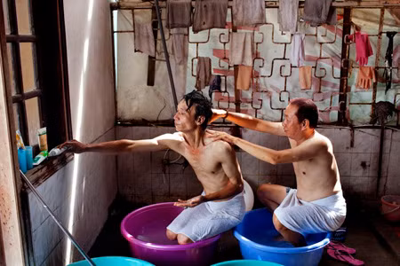 Cặp đôi này, một người sinh năm 1956, một người sinh năm 1968. Họ đã yêu nhau hơn 6 năm và đang cùng chung sống tại Hà Nội