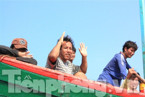 "Sói biển" Mai Phụng Lưu cùng các đồng nghiệp trên tàu cá QNg 66478 TS. Ảnh: Nam Cường