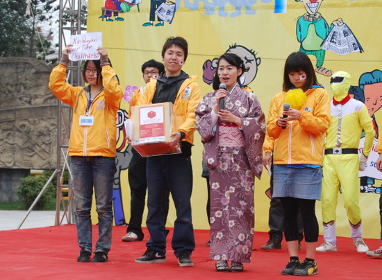 Ý nghĩa nhất là phần quyên góp ủng hộ nhân dân Nhật Bản của chính các bạn sinh viên Nhật đang du học tại Việt Nam.