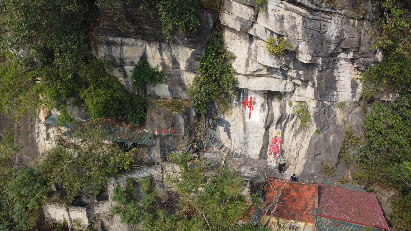 Chùa Quan Thánh trên vách núi Nhồi