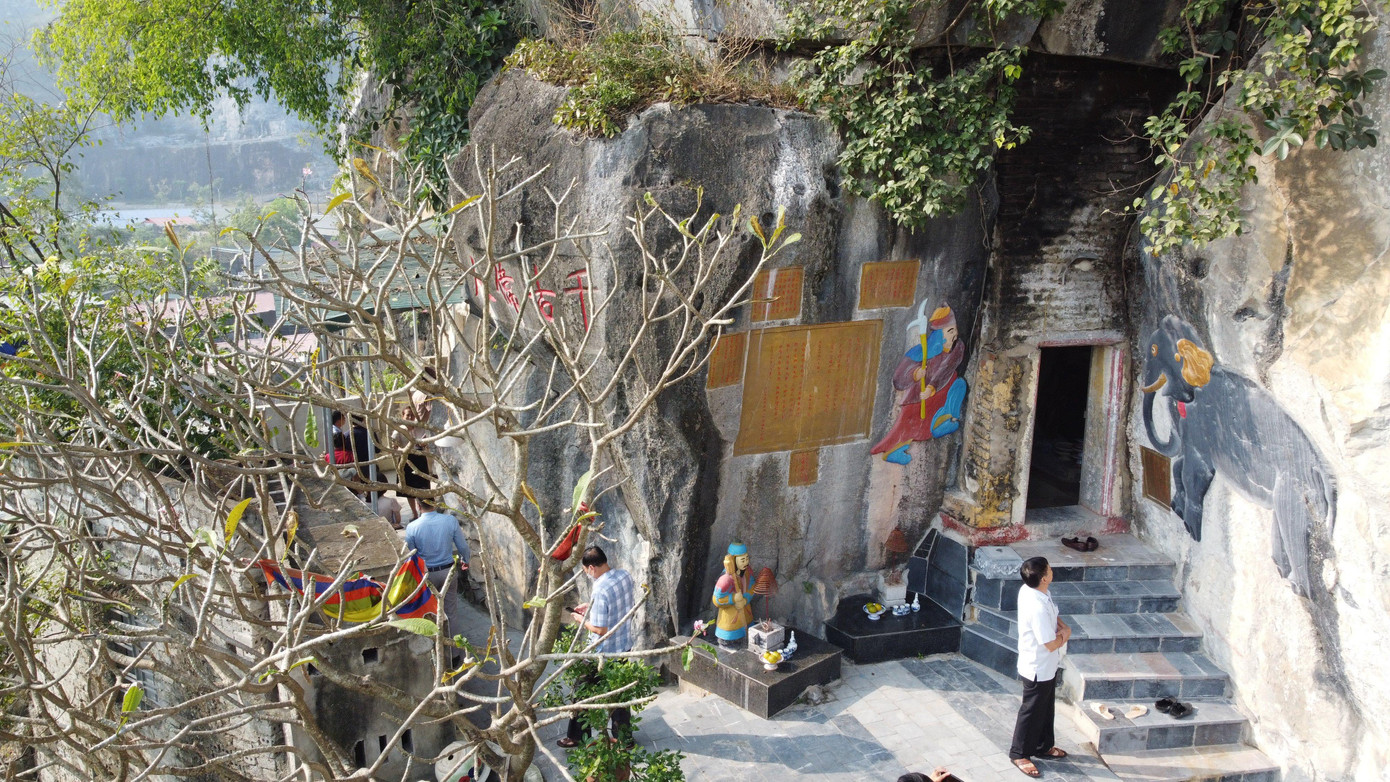 Nhiều tượng, linh vật đã được người trông coi tự ý tô vẽ