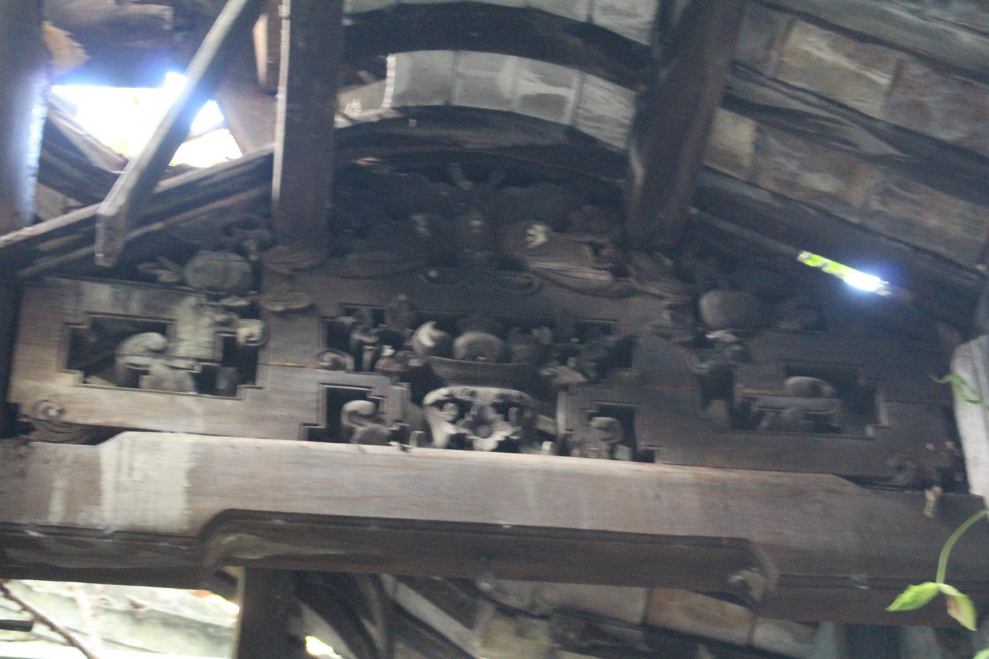 Những hoa văn còn sót lại. Những hoa văn còn sót lại.