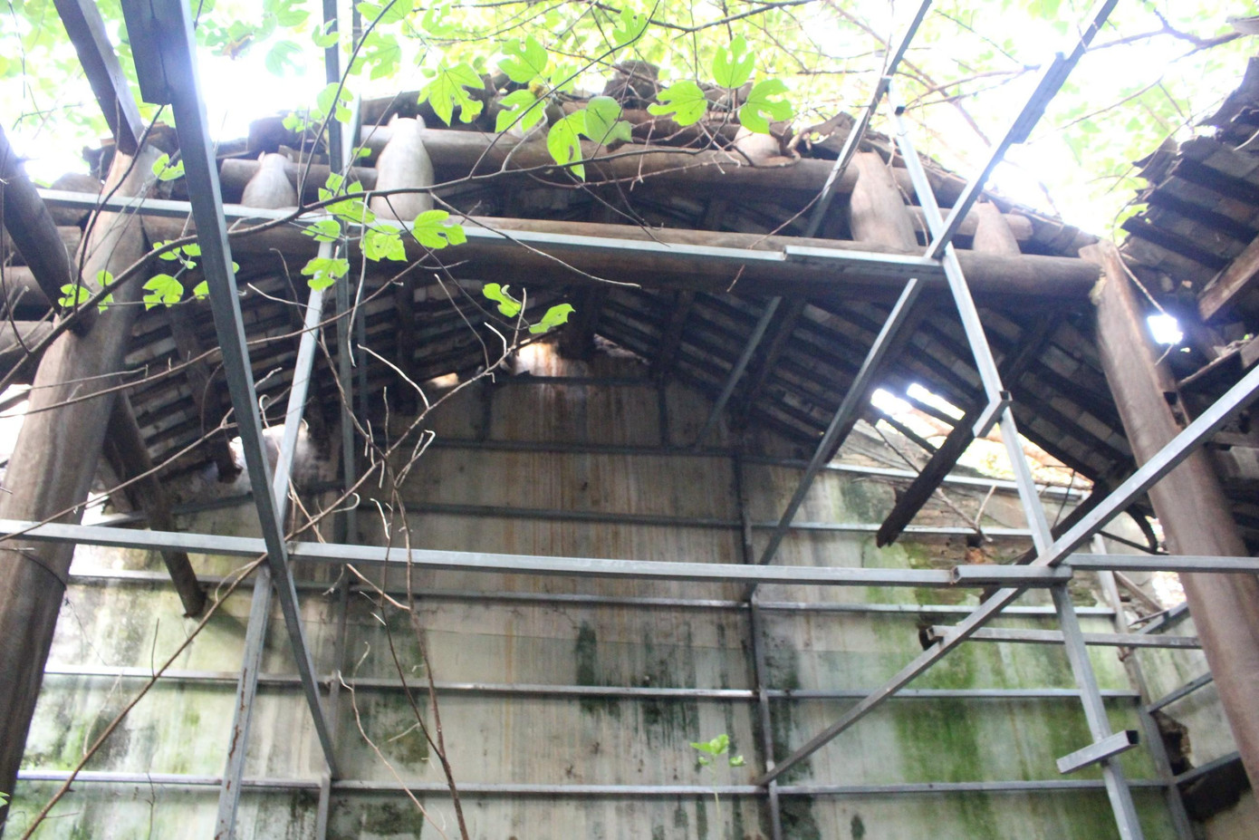 Cơ quan chức năng gông giằng tạm thời, chống sập đổ. Cơ quan chức năng gông giằng tạm thời, chống sập đổ.