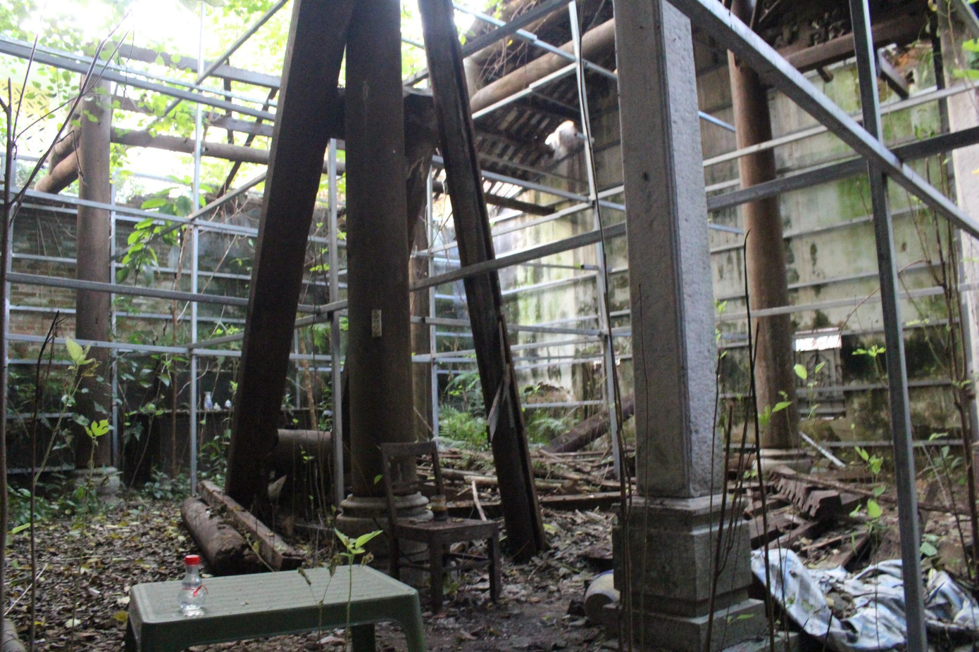 Bên trong di tích hoang tàn, đổ nát Bên trong di tích hoang tàn, đổ nát