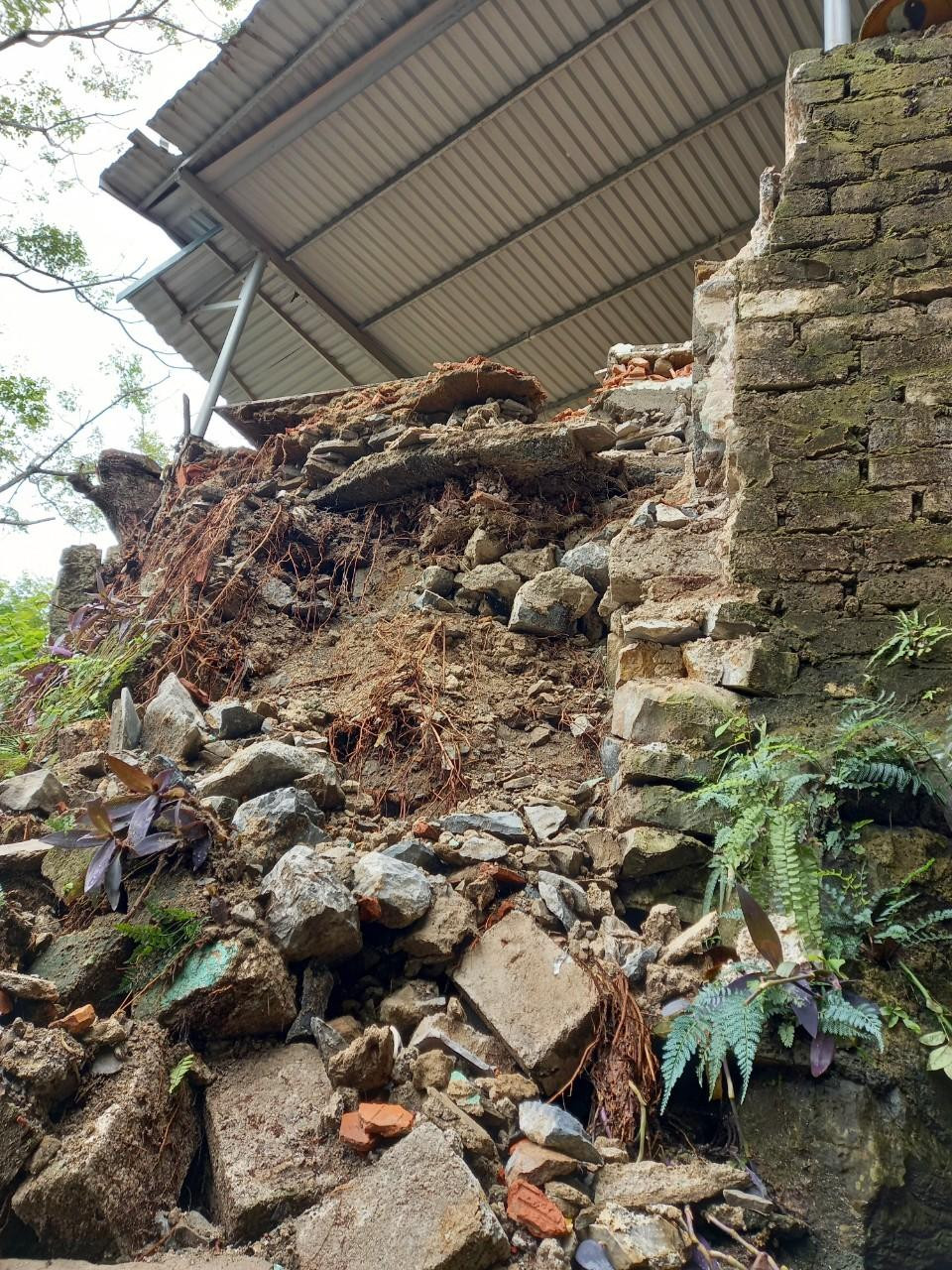 Vị trí sạt lở ở bờ bao tường quanh chùa Quan Thánh