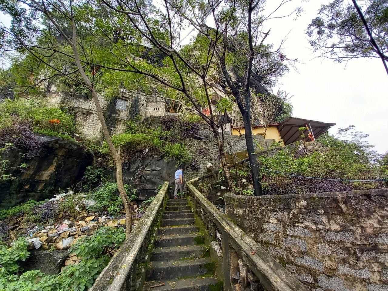 Đường lên chùa Quan Thánh toạ lạc trên núi Nhồi, phường An Hoạch, TP Thanh Hoá