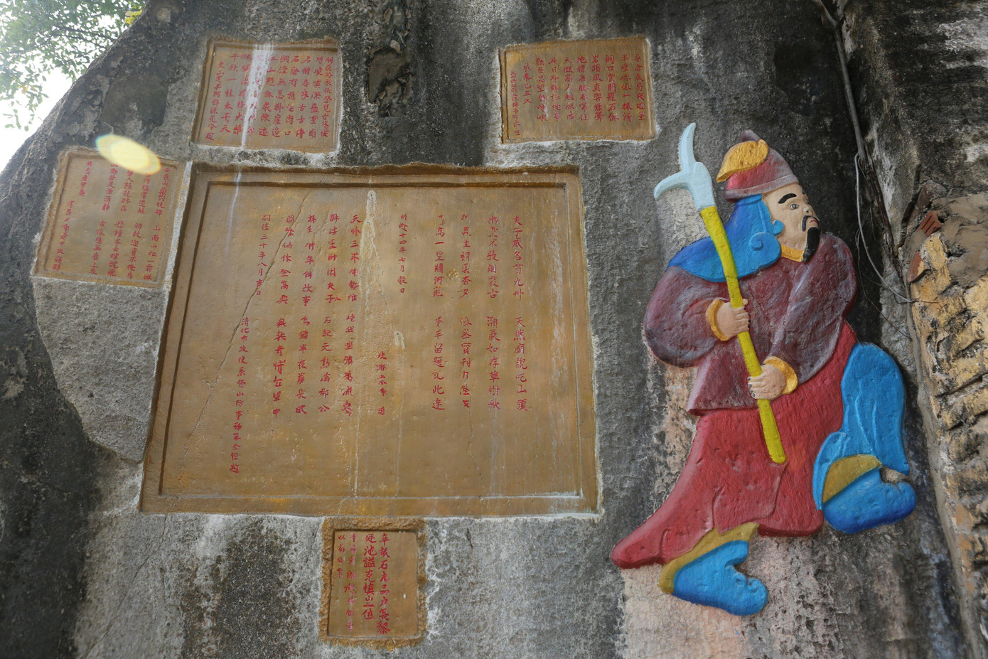 Sơn công nghiệp được phủ lên các bức tượng, bia tại di tích