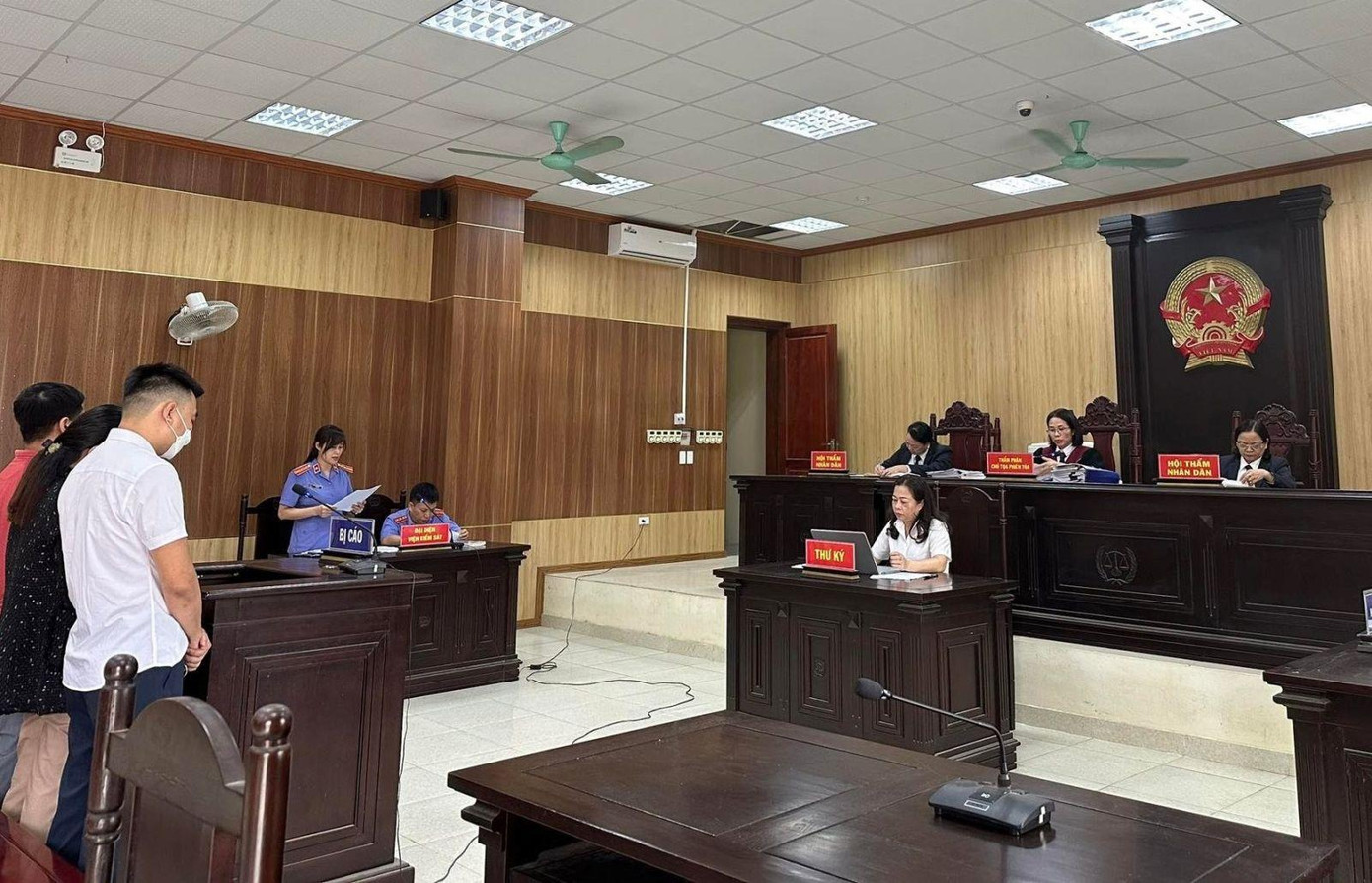 Quang cảnh phiên tòa. Quang cảnh phiên tòa.