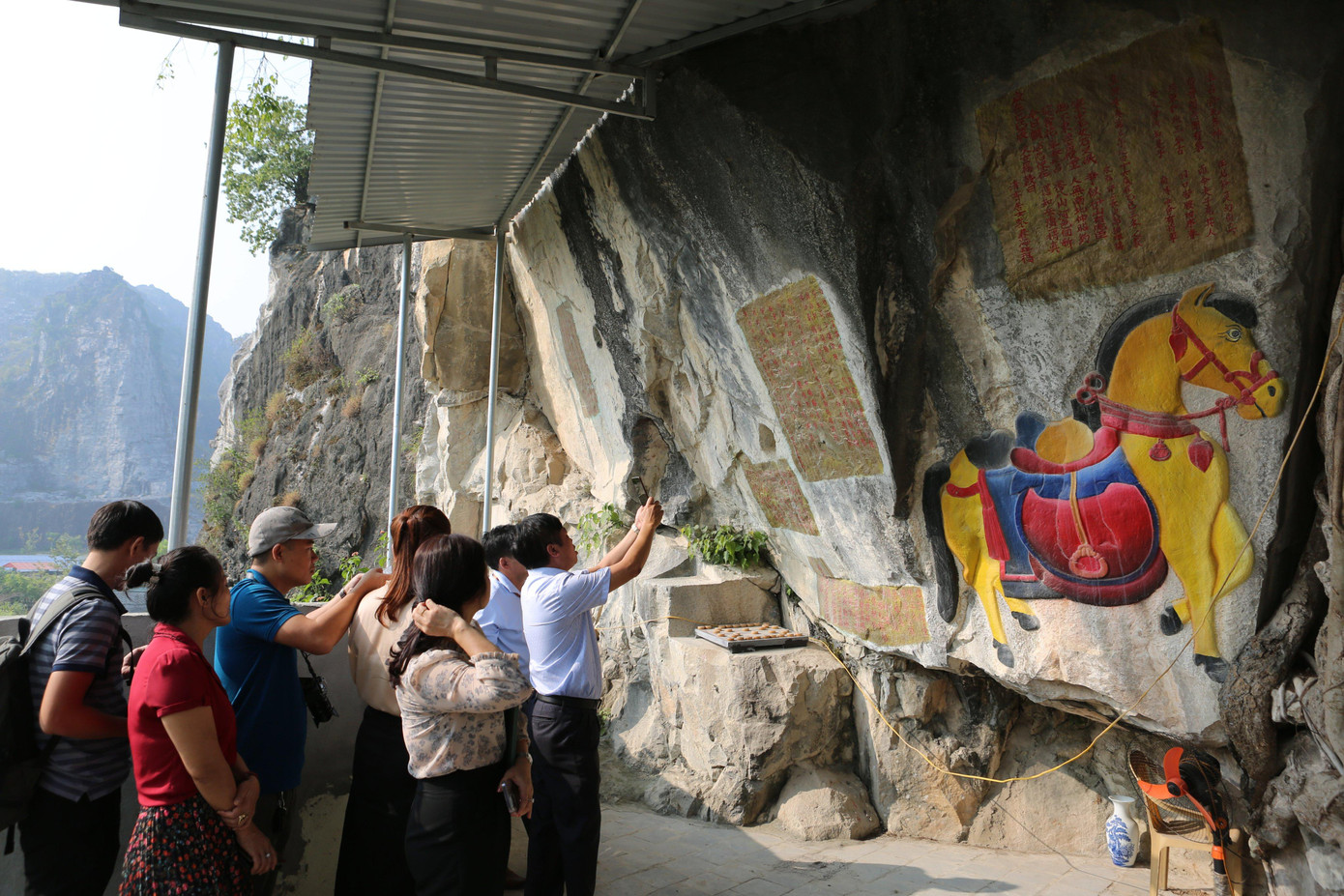 Người trông coi di tích tự ý bỏ tiền, thuê người để tô vẽ, sơn mới lại các bia, linh vật...