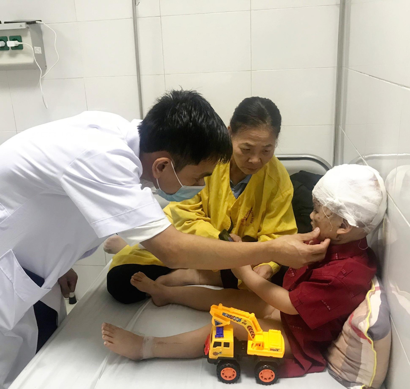 Cháu bé bị chó cắn, sức khoẻ hiện đang dần ổn định. Cháu bé bị chó cắn, sức khoẻ hiện đang dần ổn định.