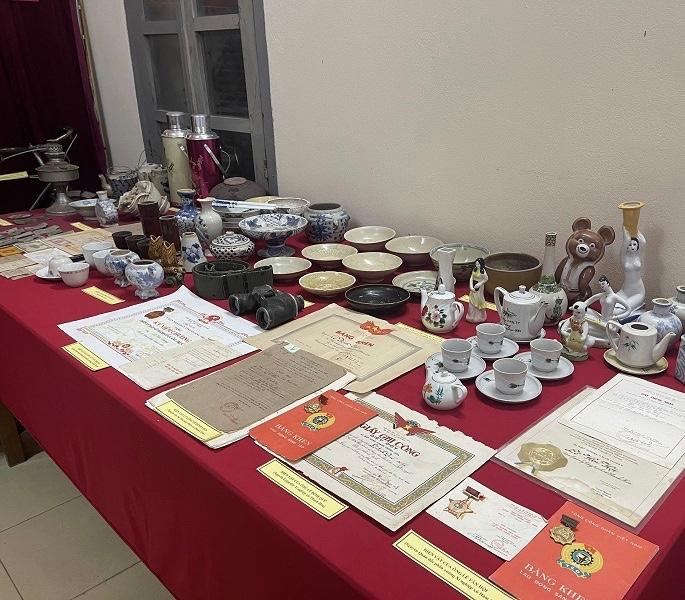 Hiện vật, tư liệu hiến tặng. Hiện vật, tư liệu hiến tặng.