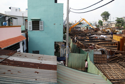  Nguyên nhân khiến các căn nhà bị lún, nghiêng được xác định là do việc thi công của Dự án cải tạo môi trường kênh Tân Hóa - Lò Gốm. 