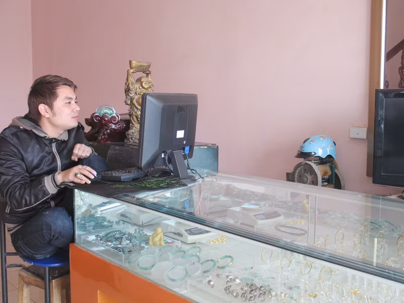 Cửa hàng vàng Thảo Thắng chỉ có một nhân viên bán hàng