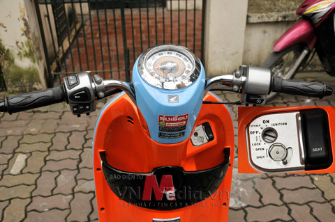 Phải mở cốp xe mới đổ được xăng nên chỉ có một nút nhấn mở cốp