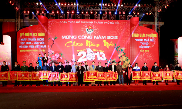 Trong không khí sôi động Mừng công 2012 - Chào năm mới 2013, chương trình đã tuyên dương các cá nhân, tập thể xuất sắc. Trong ảnh, 19 đơn vị xuất sắc toàn diện trong công tác Đoàn, phong trào thanh thiếu nhi được khen thưởng tại chương trình