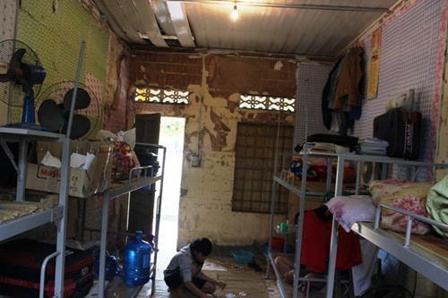  KTX Học viện Báo chí Tuyên truyền xuống cấp nghiêm trọng. Ảnh: Petro Times