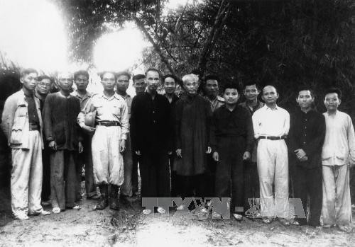 Năm 1948, ở tuổi 37, đồng chí Võ Nguyên Giáp được phong quân hàm Đại tướng và trở thành vị tướng đầu tiên của Quân đội nhân dân Việt Nam. Trong ảnh: Đại tướng Võ Nguyên Giáp (hàng đầu, thứ ba từ trái sang) bên cạnh Chủ tịch Hồ Chí Minh, sau lễ phong quân hàm Đại tướng, tại Lục Rã, chân đèo Re, ngày 27/5/1948. (Ảnh: TTXVN sưu tầm)