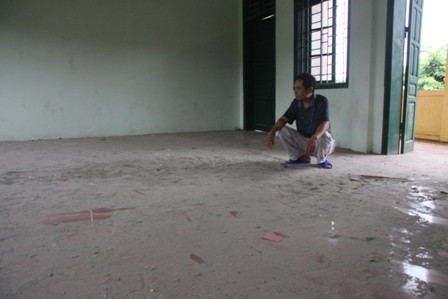 Ông bảo vệ chua chát: Người ta lót cát để lát phòng học chứ không phải là xi-măng!