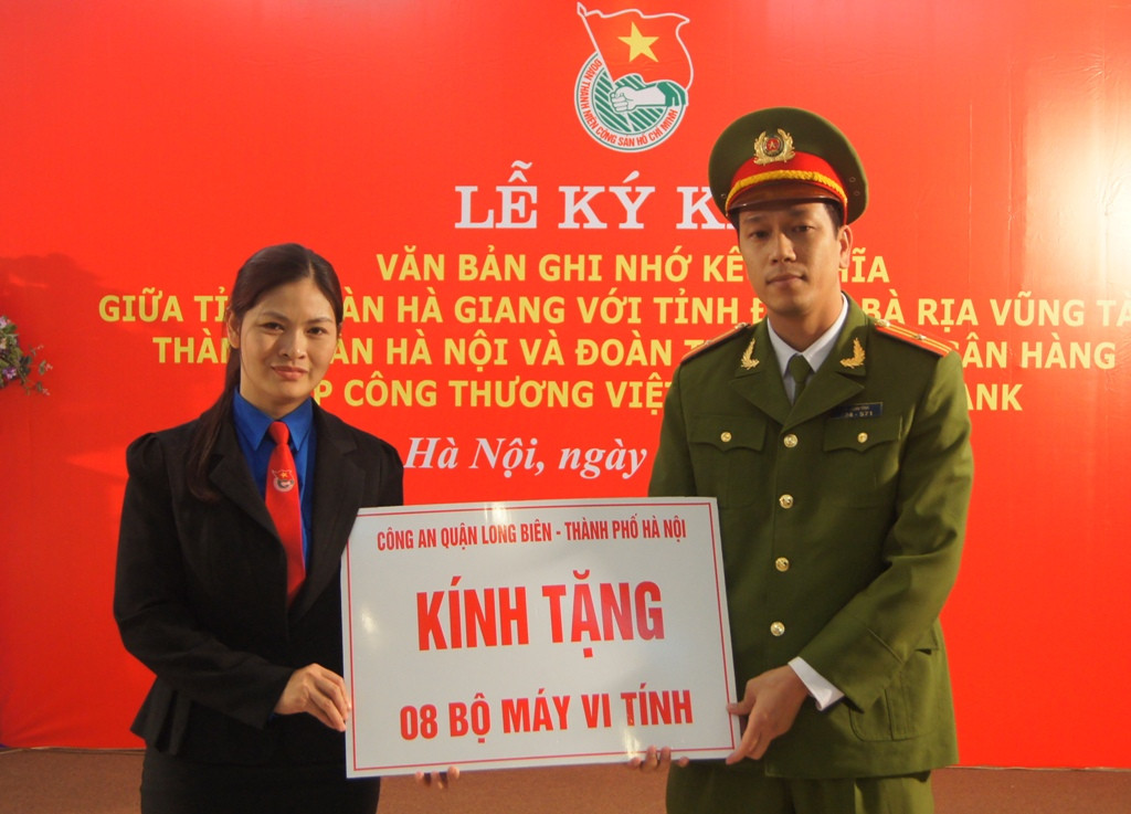 Công an quận Long Biên (Hà Nội) tặng 8 bộ máy tính cho Đoàn thanh niên Hà Giang 