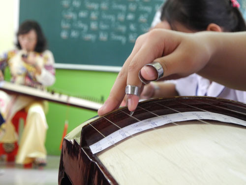 Những ngón tay lướt nhẹ nhàng trên dây đàn. Những ngón tay lướt nhẹ nhàng trên dây đàn