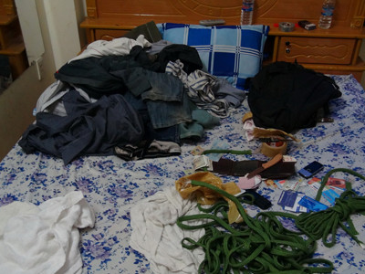 Hiện trường bên trong phòng 201, nơi nữ sinh T. bị bắt giữ, khống chế. Hiện trường bên trong phòng 201, nơi nữ sinh T. bị bắt giữ, khống chế