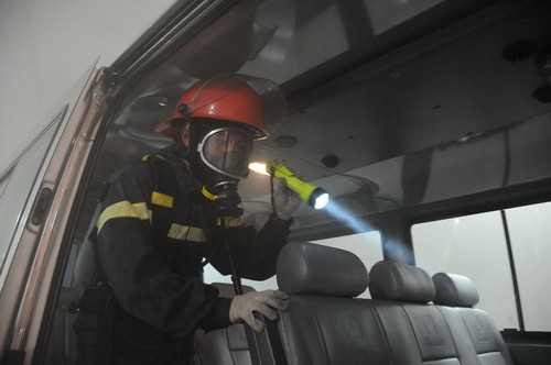 Tìm kiếm nạn nhân Ảnh: Tuổi trẻ