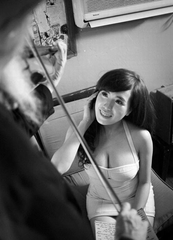 Nhưng đôi lúc, sự sexy của Mai Thỏ cũng gặp phải búa rìu dư luận. Với bộ ảnh chụp cùng nghệ sĩ đường phố Tạ Trí Hải, Mai Thỏ bị chỉ trích vì khoe thân quá lố và phát ngôn khiêu khích dư luận 