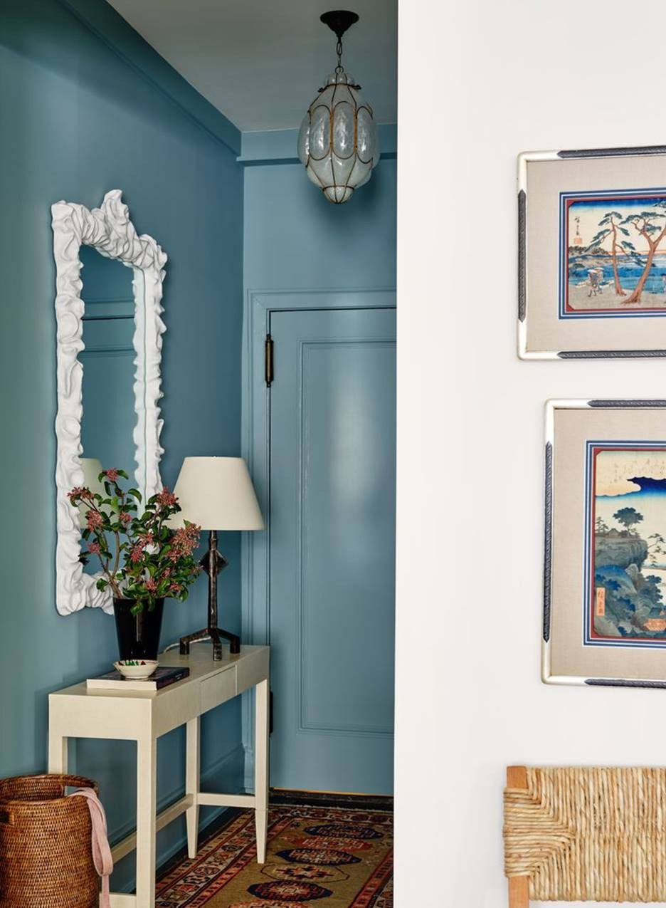 Một công thức để trang trí hành lang nhỏ, đó chính là: gương, bàn console và đèn bàn. Màu sơn cửa và các chi tiết gỗ cùng màu với tường, tạo cảm giác không gian liền mạch và rộng rãi hơn.