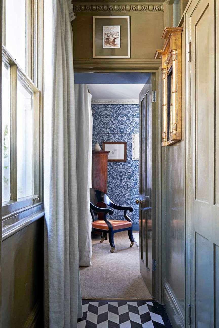 Sơn bóng là một cách tuyệt vời để phản chiếu ánh sáng và mang đến vẻ sang trọng cho những không gian hẹp.