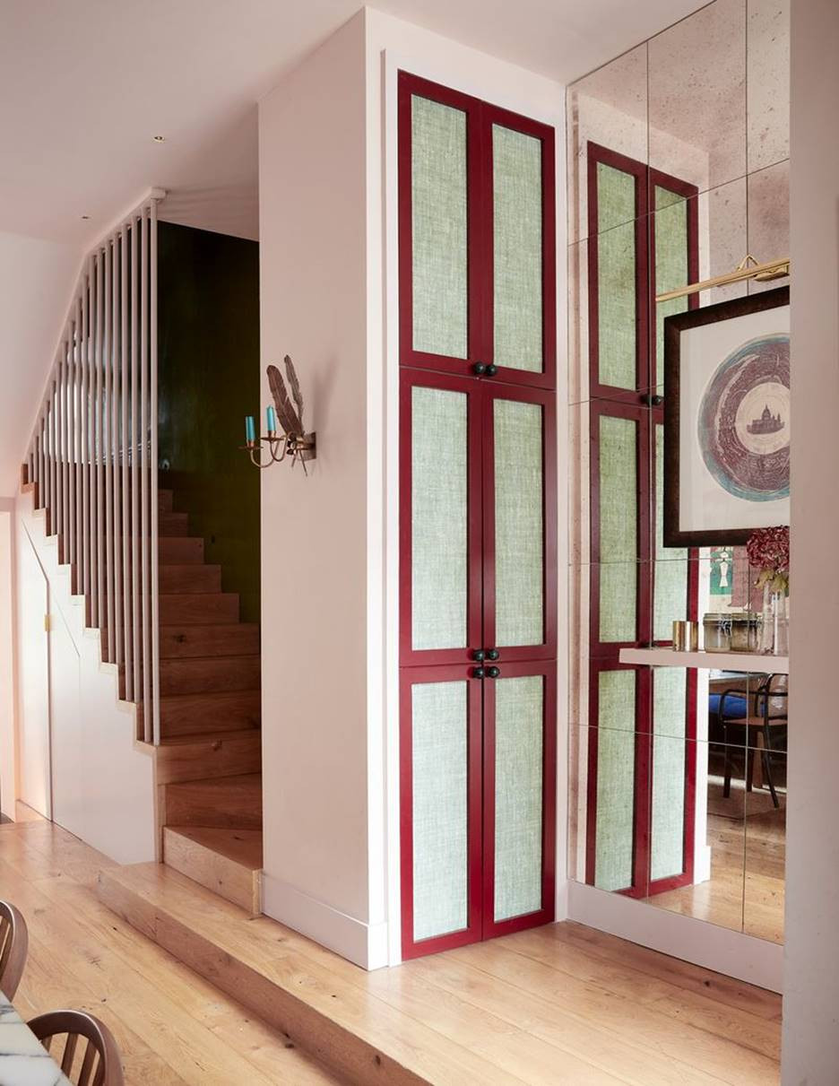 Làm cầu thang rẽ góc và sử dụng khoảng trống đó làm tủ đựng đồ, sử dụng gương có cảm giác không gian rộng hơn.