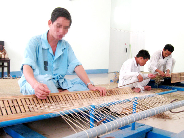 Bệnh nhân tâm thần dệt chiếu. Ảnh H. Văn. Bệnh nhân tâm thần dệt chiếu. Ảnh H. Văn