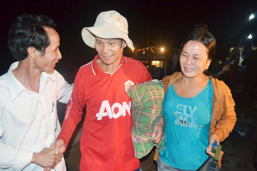 Những giọt nước mắt mừng vui trên khuôn mặt của chị Bùi Thị Vang khi gặp chồng là ngư dân Trần Tư. Ảnh: Thanh Niên. Những giọt nước mắt mừng vui trên khuôn mặt của chị Bùi Thị Vang khi gặp chồng là ngư dân Trần Tư