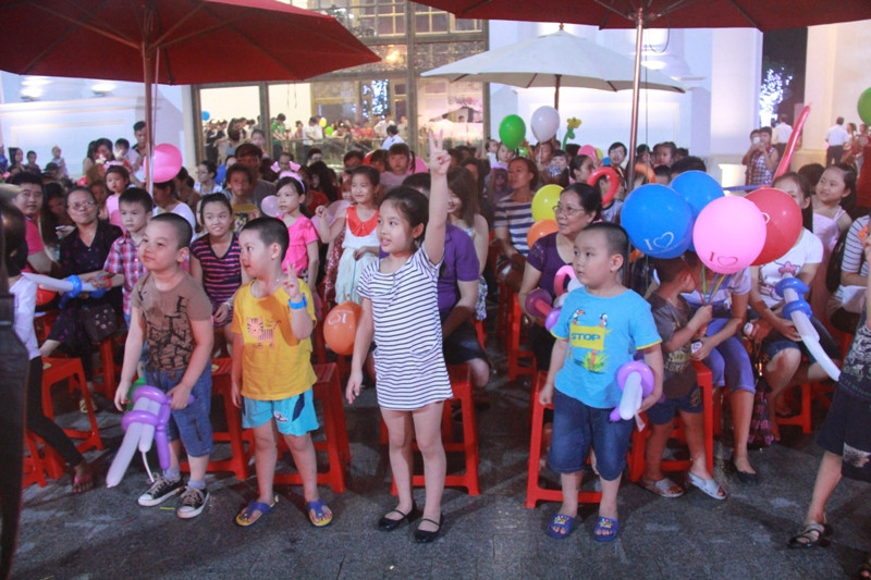 Bé hào hứng tham gia các chò chơi bổ ích để nhận được nhiều phần quà hấp dẫn