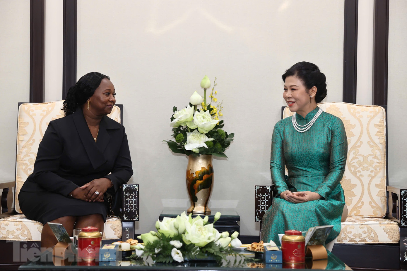 Hai Phu nhân trao đổi về hoa sen và Tết Trung thu. (Ảnh: Như Ý)