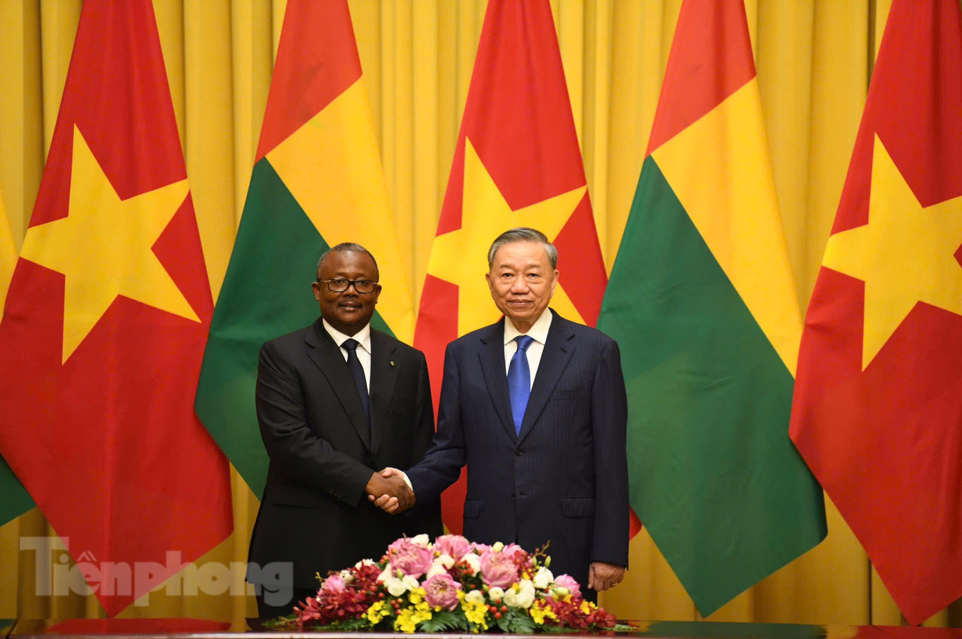 Tổng Bí thư, Chủ tịch nước Tô Lâm chào mừng Tổng thống Guinea-Bissau Umaro Sissoco Embaló. (Ảnh: Như Ý)