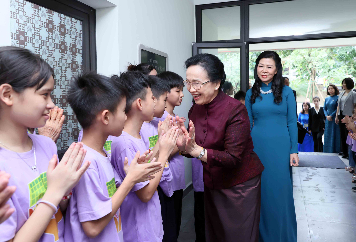 Phu nhân Ngô Phương Ly và Phu nhân Naly Sisoulith thăm trẻ em ở Làng trẻ em Birla. (Ảnh: An Đăng/TTXVN)
