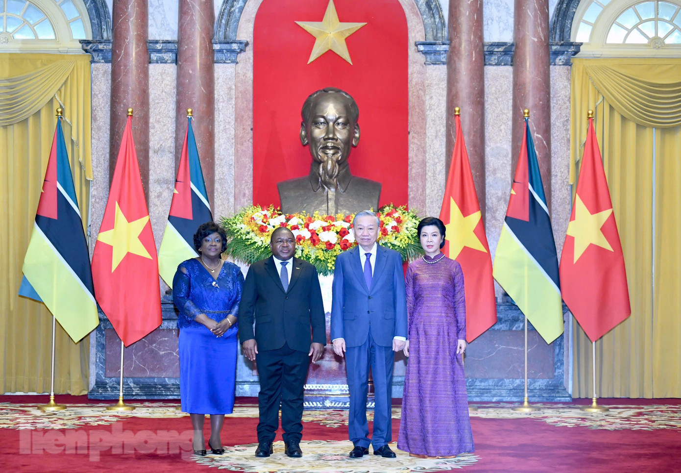 Tổng Bí thư, Chủ tịch nước Tô Lâm và Phu nhân cùng Tổng thống Cộng hoà Mozambique Filipe Jacinto Nyusi và Phu nhân chụp ảnh chung, ngày 9/9. (Ảnh: Như Ý)