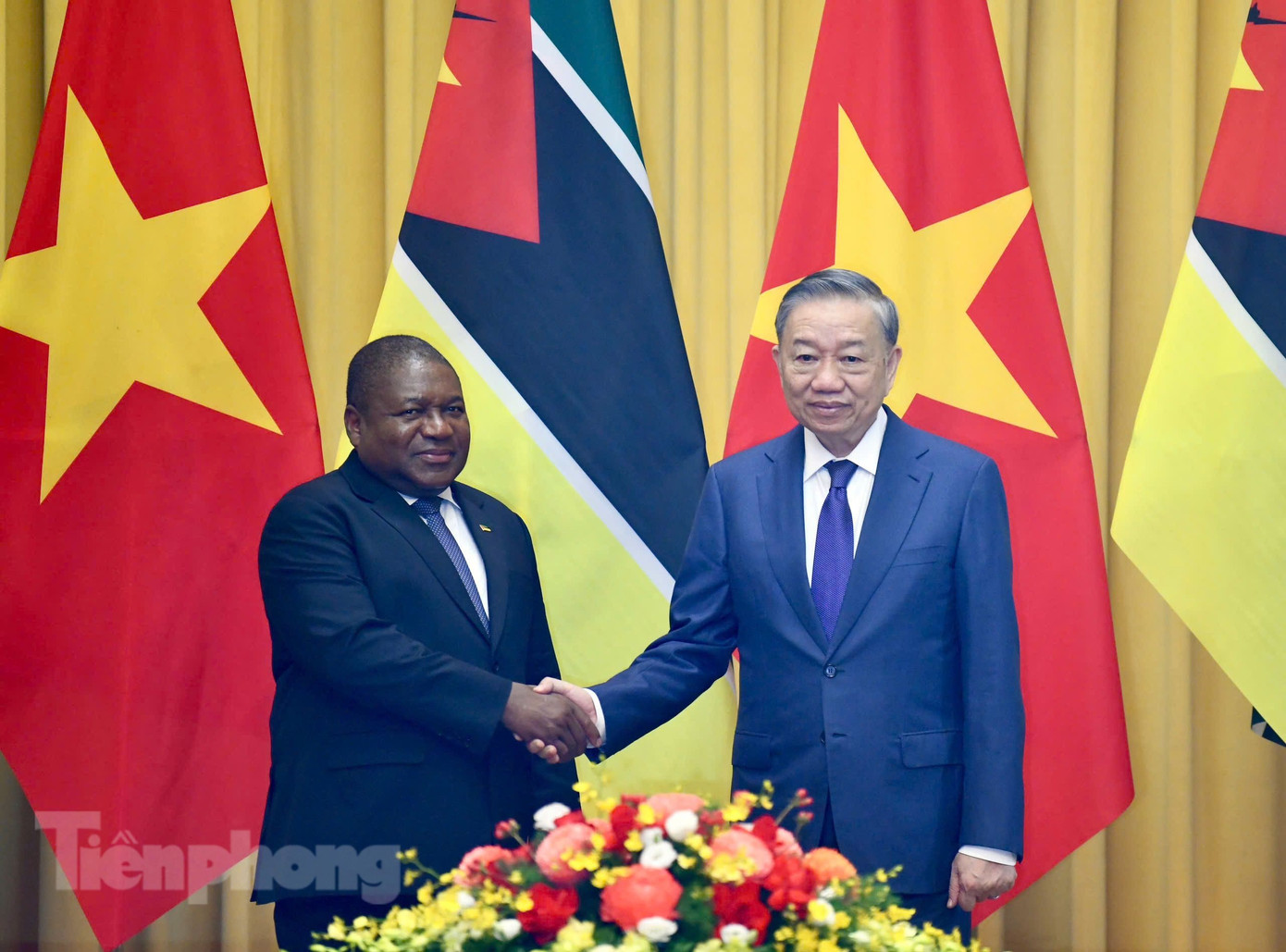 Tổng Bí thư, Chủ tịch nước Tô Lâm cùng Tổng thống Mozambique Filipe Jacinto Nyusi chụp ảnh chung trước khi hội đàm, ngày 9/9. (Ảnh: Như Ý)