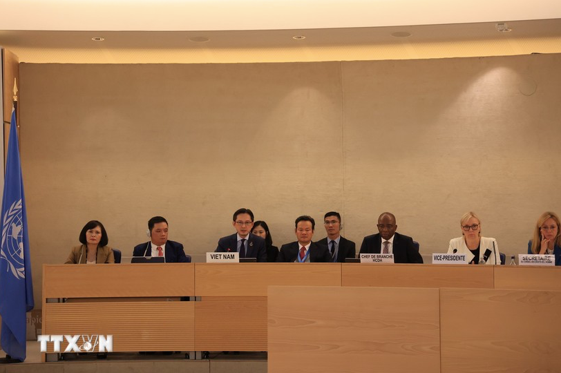 Đoàn Việt Nam tại phiên họp của Hội đồng Nhân quyền Liên Hợp Quốc. (Ảnh: TTXVN) Đoàn Việt Nam tại phiên họp của Hội đồng Nhân quyền Liên Hợp Quốc. (Ảnh: TTXVN)