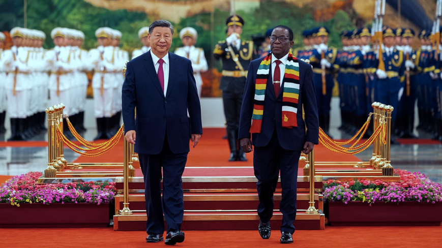 Chủ tịch Trung Quốc Tập Cận Bình chủ trì lễ đón Tổng thống Zimbabwe Emmerson Mnangagwa tại Đại lễ đường Nhân dân ở Bắc Kinh, ngày 2/9. Chủ tịch Trung Quốc Tập Cận Bình chủ trì lễ đón Tổng thống Zimbabwe Emmerson Mnangagwa tại Đại lễ đường Nhân dân ở Bắc Kinh, ngày 2/9.