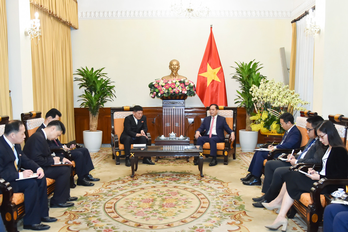 Phó Thủ tướng, Bộ trưởng Ngoại giao Bùi Thanh Sơn tiếp Thứ trưởng Pak Sang Gil và các quan chức Triều Tiên. (Ảnh: Mofa)