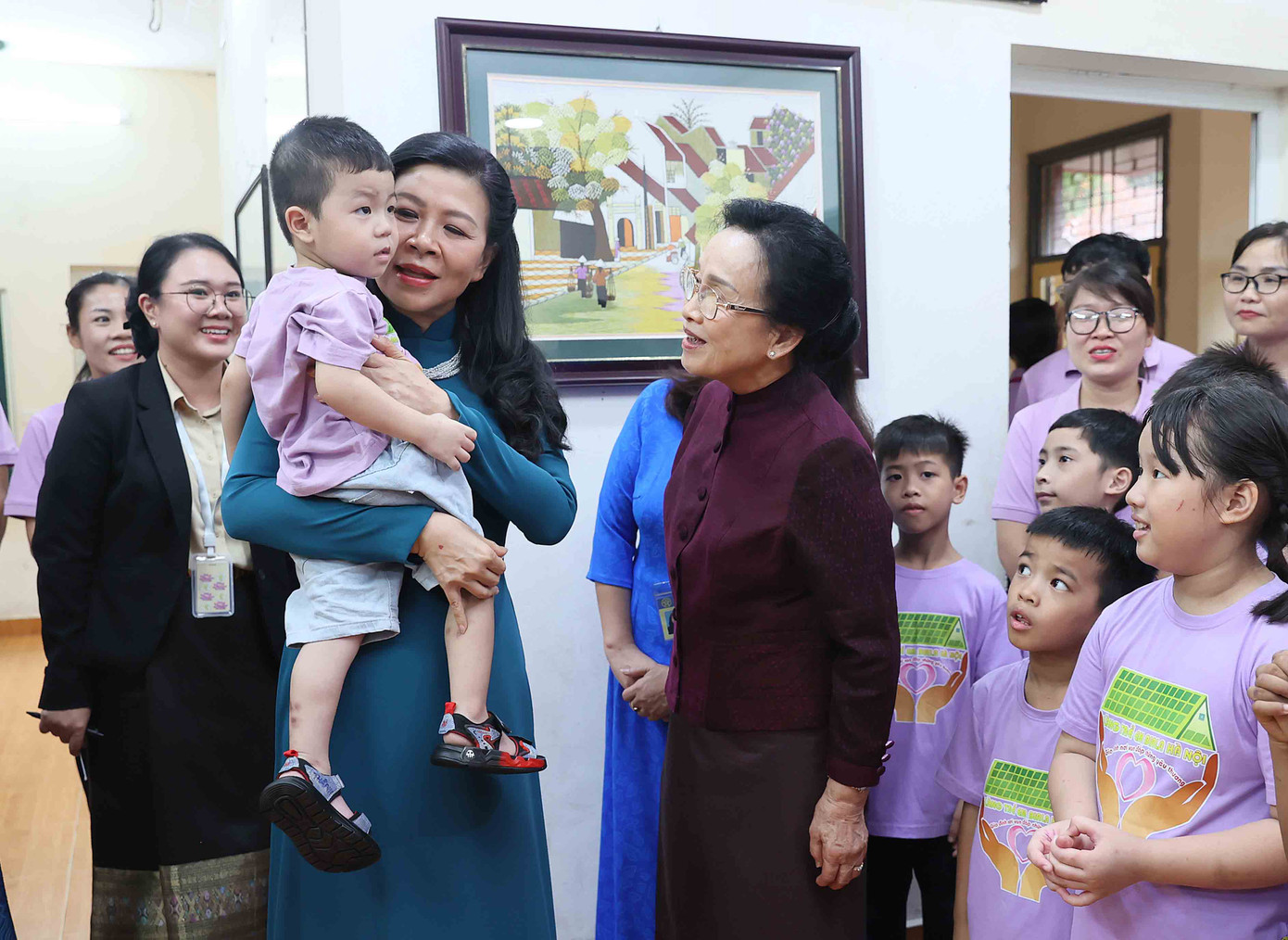 Phu nhân Ngô Phương Ly và Phu nhân Naly Sisoulith thăm trẻ em ở Làng trẻ em Birla. (Ảnh: An Đăng/TTXVN)