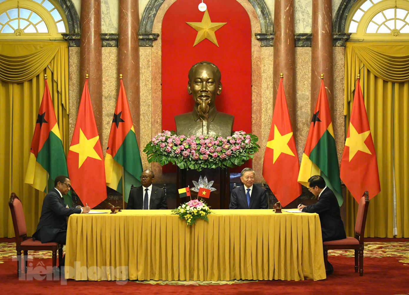 Hai nhà lãnh đạo chứng kiến lễ ký văn kiện hợp tác sau cuộc hội đàm ngày 6/9. (Ảnh: Như Ý) Hai nhà lãnh đạo chứng kiến lễ ký văn kiện hợp tác sau cuộc hội đàm ngày 6/9. (Ảnh: Như Ý)