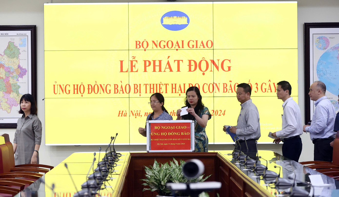 Các cán bộ, nhân viên Bộ Ngoại giao quyên góp ủng hộ đồng bào chịu ảnh hưởng bởi bão số 3. (Ảnh: Như Ý) Các cán bộ, nhân viên Bộ Ngoại giao quyên góp ủng hộ đồng bào chịu ảnh hưởng bởi bão số 3. (Ảnh: Như Ý)