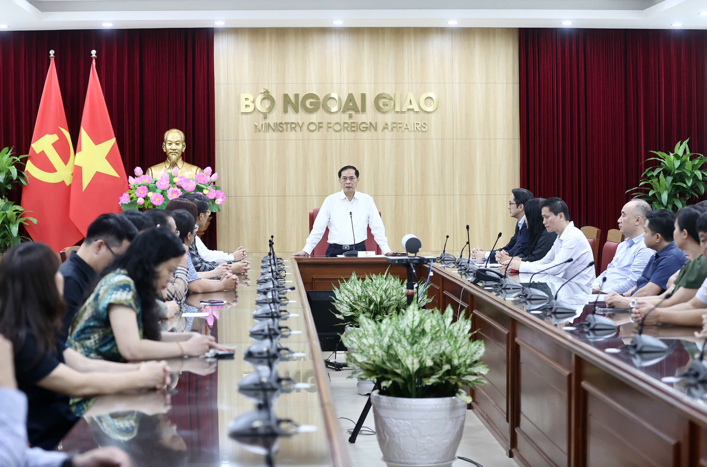 Phó Thủ tướng, Bộ trưởng Ngoại giao Bùi Thanh Sơn phát biểu tại lễ phát động. (Ảnh: Như Ý) Phó Thủ tướng, Bộ trưởng Ngoại giao Bùi Thanh Sơn phát biểu tại lễ phát động. (Ảnh: Như Ý)