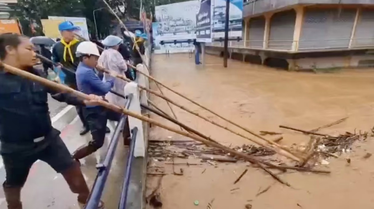 Người dân Thái Lan vớt rác dưới cầu ở tỉnh Chiang Rai, ngày 11/9. (Ảnh: Reuters) Người dân Thái Lan vớt rác dưới cầu ở tỉnh Chiang Rai, ngày 11/9. (Ảnh: Reuters)
