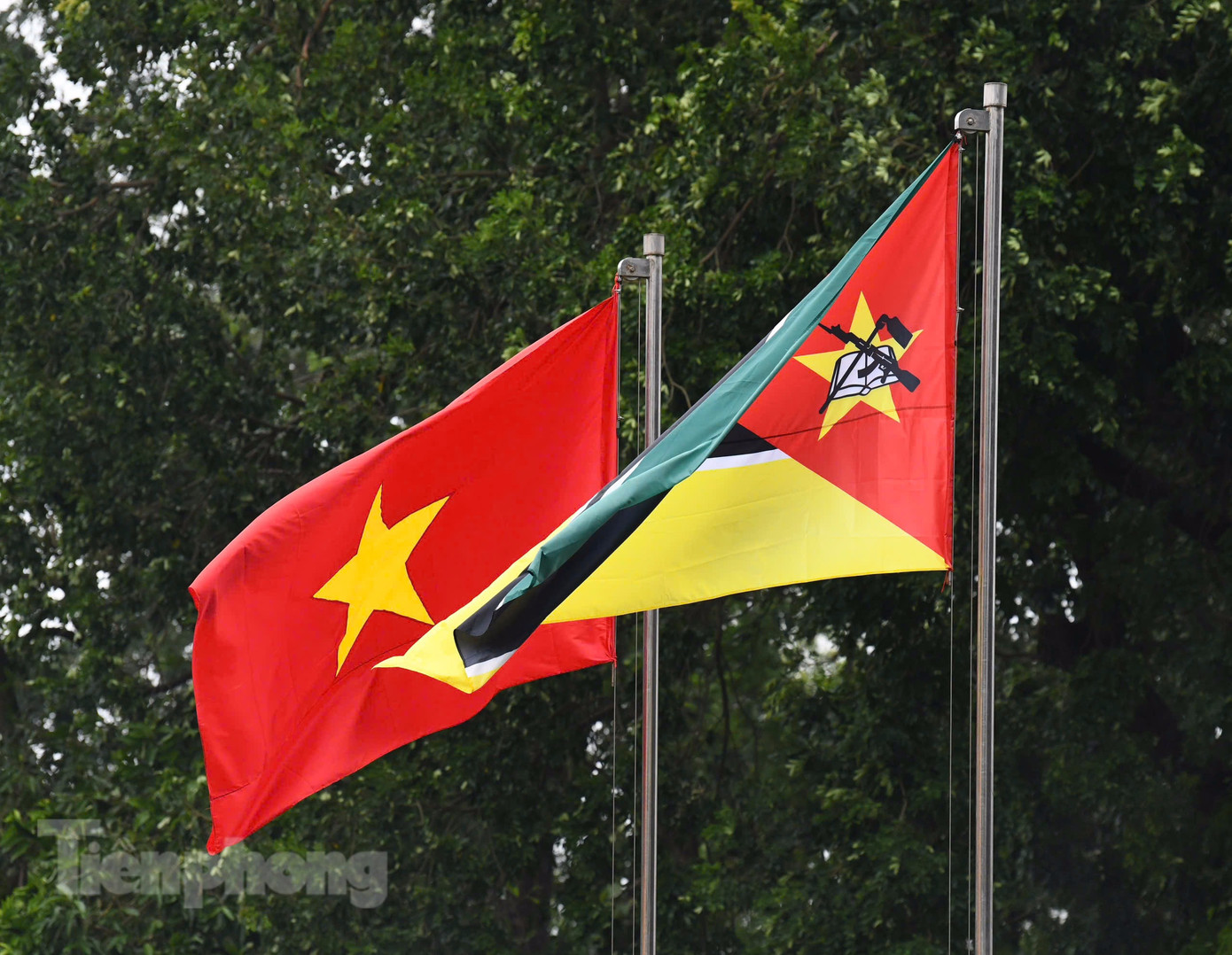 Quốc kỳ Việt Nam và Mozambique tung bay tại lễ đón. (Ảnh: Như Ý)
