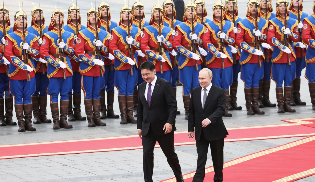 Tổng thống Mông Cổ Ukhnaagiin Khurelsukh đón Tổng thống Nga Vladimir Putin, ngày 3/9. (Ảnh: AP)