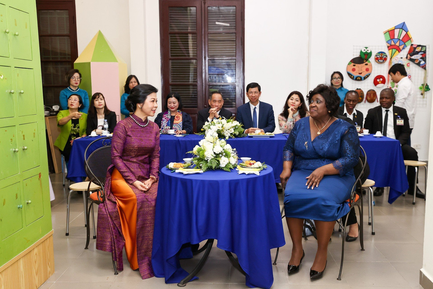 Hai Phu nhân tại buổi gặp gỡ ở Bảo tàng Mỹ thuật Việt Nam. (Ảnh: Nhật Minh) Hai Phu nhân tại buổi gặp gỡ ở Bảo tàng Mỹ thuật Việt Nam. (Ảnh: Nhật Minh)